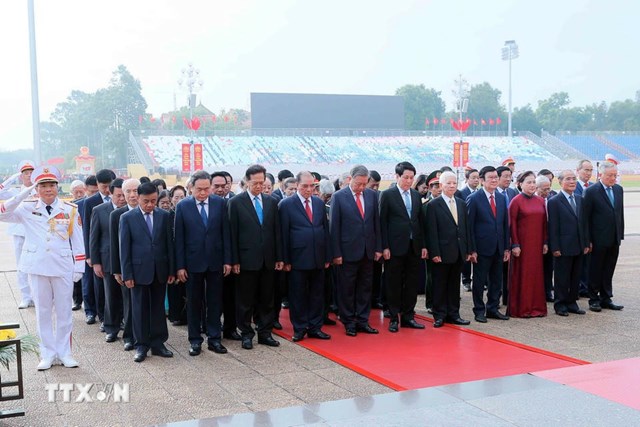 L&atilde;nh đạo Đảng, Nh&agrave; nước tưởng niệm Chủ tịch Hồ Ch&iacute; Minh. (Ảnh: An Đăng/TTXVN)