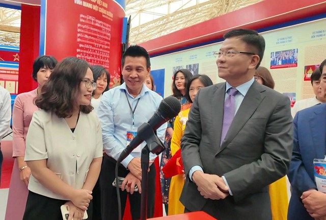 Phó Thủ tướng Lê Thành Long nghe giới thiệu về AI pháp luật