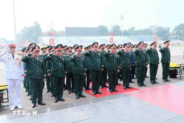 Đo&agrave;n đại biểu Qu&acirc;n ủy Trung ương - Bộ Quốc ph&ograve;ng tưởng niệm Chủ tịch Hồ Ch&iacute; Minh. (Ảnh: An Đăng/TTXVN)