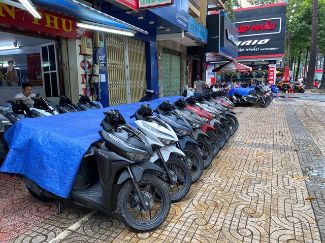 C&aacute;c cửa h&agrave;ng xe m&aacute;y nhập khẩu ở quận 5, TP HCM ế ẩm trong th&aacute;ng ng&acirc;u &nbsp;