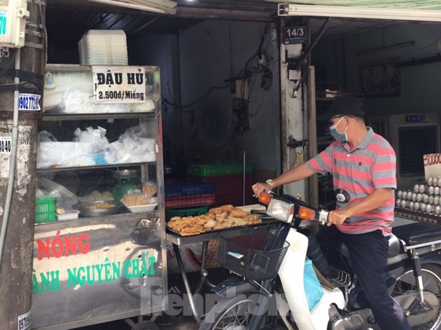 Người d&acirc;n mua đồ chay tại chợ truyền thống