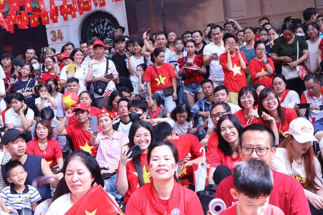 Trong khi đ&oacute;, khăp mọi ngả đường, người d&acirc;n n&ocirc; nức ch&agrave;o đ&oacute;n Đo&agrave;n diễu binh