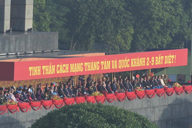 C&aacute;c đồng ch&iacute; l&atilde;nh đạo Đảng, Nh&agrave; nước, Quốc hội, Ch&iacute;nh phủ, Mặt trận Tổ quốc Việt Nam tr&ecirc;n kh&aacute;n đ&agrave;i dự Lễ kỷ niệm - Ảnh: VGP
