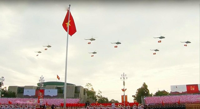 Cận cảnh 10 chiếc trực thăng k&#233;o cờ Đảng, cờ Tổ quốc tung bay tr&#234;n Quảng trường Ba Đ&#236;nh - Ảnh 1