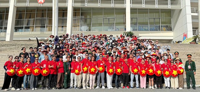 Khối kiều b&agrave;o tập luyện cho hoạt động diễu h&agrave;nh tại Lễ kỷ niệm 80 năm Ng&agrave;y Quốc kh&aacute;nh. (Ảnh: Phạm L&yacute;)