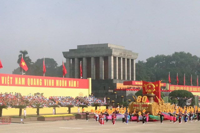 Đội h&igrave;nh diễu binh, diễu h&agrave;nh tại Quảng trường Ba Đ&igrave;nh đi đầu l&agrave; 4 khối Nghi trượng gồm xe Quốc huy, khối cờ Tổ quốc v&agrave; cờ Đảng, xe rước ch&acirc;n dung Chủ tịch Hồ Ch&iacute; Minh, xe m&ocirc; h&igrave;nh biểu tượng 80 năm Ng&agrave;y C&aacute;ch mạng Th&aacute;ng T&aacute;m v&agrave; Quốc kh&aacute;nh nước Cộng h&ograve;a x&atilde; hội chủ nghĩa Việt Nam.