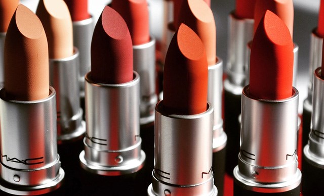 Mac l&agrave; một trong những thương hiệu của Estee Lauder