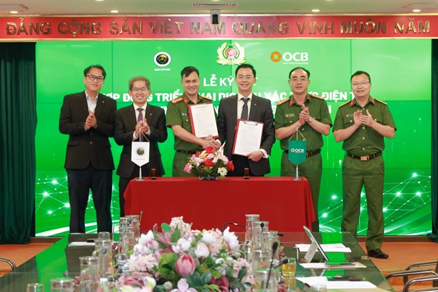 OCB v&agrave; Trung t&acirc;m RAR cũng đ&atilde; k&yacute; kết hợp đồng triển khai dịch vụ x&aacute;c thực điện tử qua VNeID tr&ecirc;n ứng dụng OCB OMNI &nbsp;
