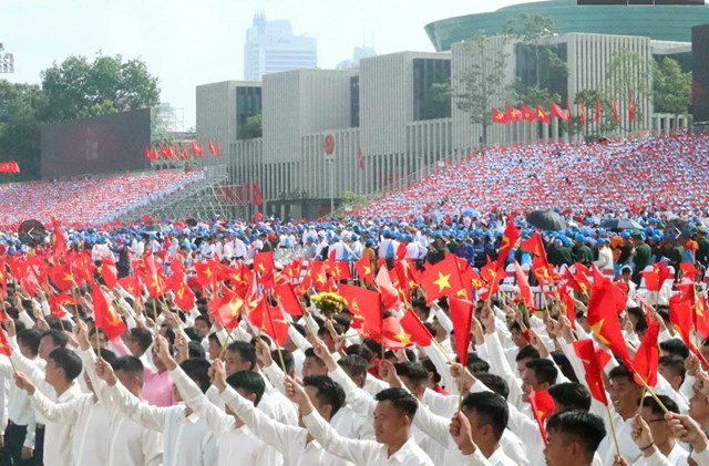 Dưới sự l&atilde;nh đạo s&aacute;ng suốt của Đảng, l&ograve;ng y&ecirc;u nước, tinh thần đo&agrave;n kết v&agrave; tr&iacute; tuệ Việt Nam đ&atilde; trở th&agrave;nh nguồn sức mạnh gi&uacute;p d&acirc;n tộc ta vượt qua mọi kh&oacute; khăn, thử th&aacute;ch. (Ảnh: baophapluat.vn)