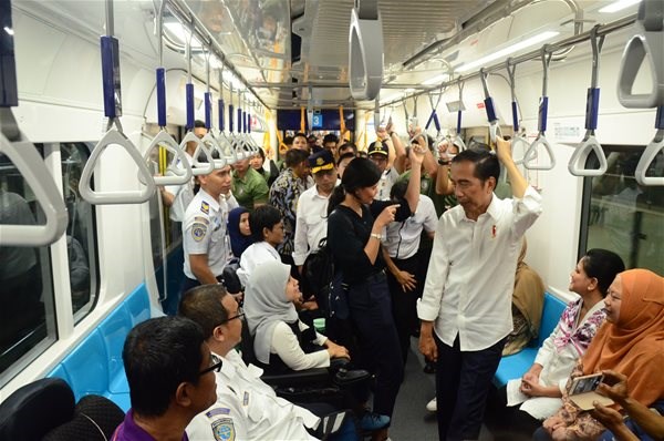 Trước khi khai trương hệ thống t&agrave;u điện ngầm Jakarta, Tổng thống Joko Widodo đặt vấn đề với Gojek v&agrave; kể cả Grab tham gia giải quyết b&agrave;i to&aacute;n giao th&ocirc;ng c&ocirc;ng cộng ở c&aacute;c th&agrave;nh phố ở Indonesia. Ảnh: Sekretariat Kabinet Indonesia