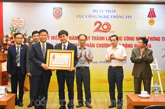 Thừa ủy quyền Chủ tịch nước, Bộ trưởng L&ecirc; Th&agrave;nh Long trao tặng hu&acirc;n chương lao động hạng Ba cho Cục C&ocirc;ng nghệ th&ocirc;ng tin