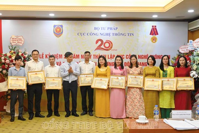 Thứ trưởng Nguyễn Kh&aacute;nh Ngọc&nbsp;trao tặng Bằng khen của Bộ trưởng Bộ Tư ph&aacute;p cho c&aacute;c&nbsp;tập thể,&nbsp;c&aacute; nh&acirc;n c&oacute; th&agrave;nh t&iacute;ch xuất sắc, ti&ecirc;u biểu đ&oacute;ng g&oacute;p v&agrave;o 20 năm x&acirc;y dựng v&agrave; ph&aacute;t triển Cục CNTT