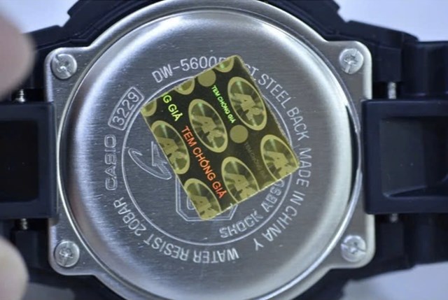 Tem v&agrave;ng ch&iacute;nh h&atilde;ng Anh Khu&ecirc; Watch ph&iacute;a sau đồng hồ l&agrave; dấu hiệu dễ d&agrave;ng gi&uacute;p ph&acirc;n biệt h&agrave;ng ch&iacute;nh h&atilde;ng Casio - Ảnh: Anh Khu&ecirc; Watch &ndash; Casio Watch Vietnam. &nbsp;