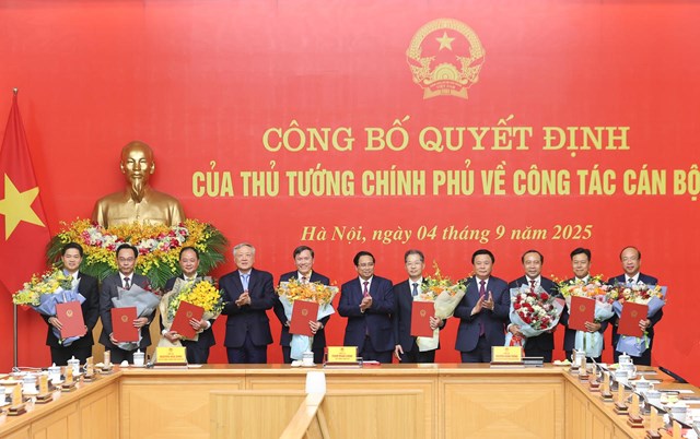 Thủ tướng Phạm Minh Ch&iacute;nh trao Quyết định tiếp nhận, bổ nhiệm l&atilde;nh đạo một số bộ, cơ quan.