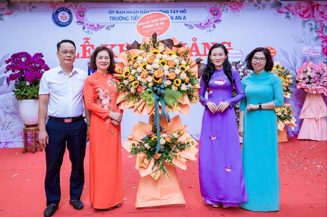 B&agrave; Chử Ph&ugrave;ng Lệ Giang &ndash; Trưởng ph&ograve;ng Văn h&oacute;a &ndash; X&atilde; hội phường T&acirc;y Hồ v&agrave; &ocirc;ng Nguyễn Hải Linh &ndash; Ph&oacute; Trưởng ph&ograve;ng Kinh tế, Hạ tầng đ&ocirc; thị phường T&acirc;y Hồ ch&uacute;c mừng nh&agrave; trường.