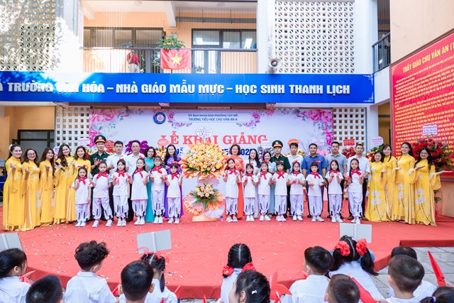Đại biểu, kh&aacute;ch mời chụp ảnh lưu niệm c&ugrave;ng thầy v&agrave; tr&ograve; Trường Tiểu học Chu Văn An A trong lễ khai giảng năm học 2025&ndash;2026.