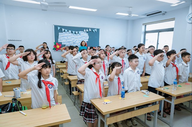 Học sinh Trường Tiểu học Chu Văn An A thực hiện nghi thức ch&agrave;o cờ v&agrave; h&aacute;t Quốc ca tại lớp trong ng&agrave;y khai giảng năm học 2025&ndash;2026.