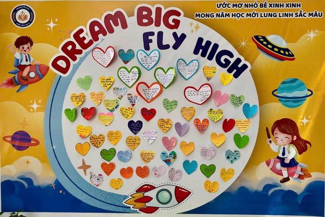 Bảng &lsquo;Dream Big &ndash; Fly High&rsquo; ghi lại ước mơ v&agrave; mục ti&ecirc;u của học sinh.