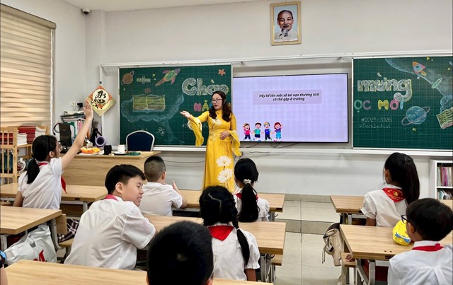 Gi&aacute;o vi&ecirc;n hướng dẫn học sinh nhận diện nguy cơ v&agrave; c&aacute;ch ph&ograve;ng ngừa tai nạn thương t&iacute;ch.