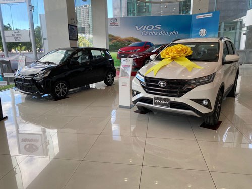 Sức mua ế ẩm nhưng xe nhập khẩu vẫn &ugrave;n &ugrave;n về
