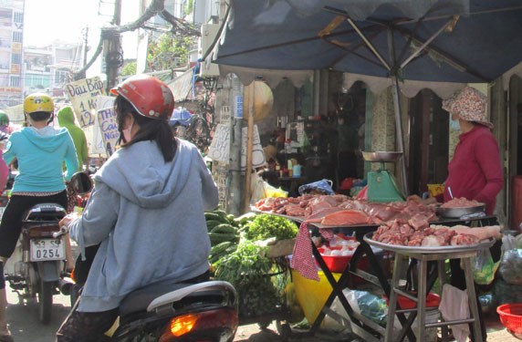 Gi&aacute; thịt heo cao l&agrave;m khổ b&agrave; nội trợ