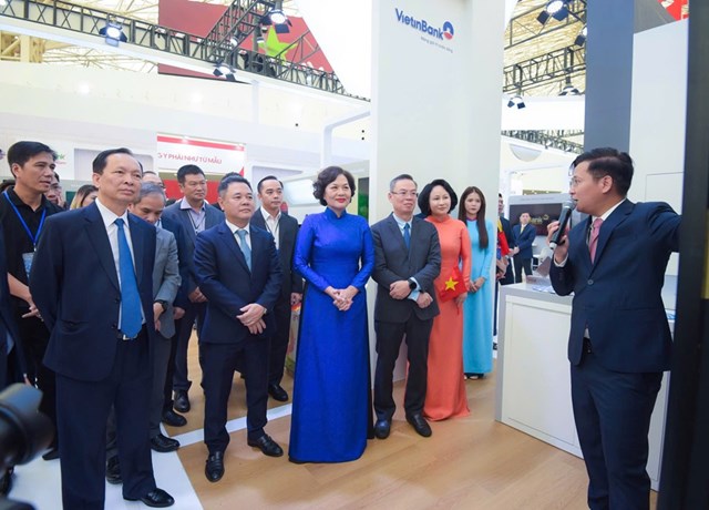 L&atilde;nh đạo Ng&acirc;n h&agrave;ng Nh&agrave; nước tham quan trải nghiệm tại gian h&agrave;ng VietinBank.