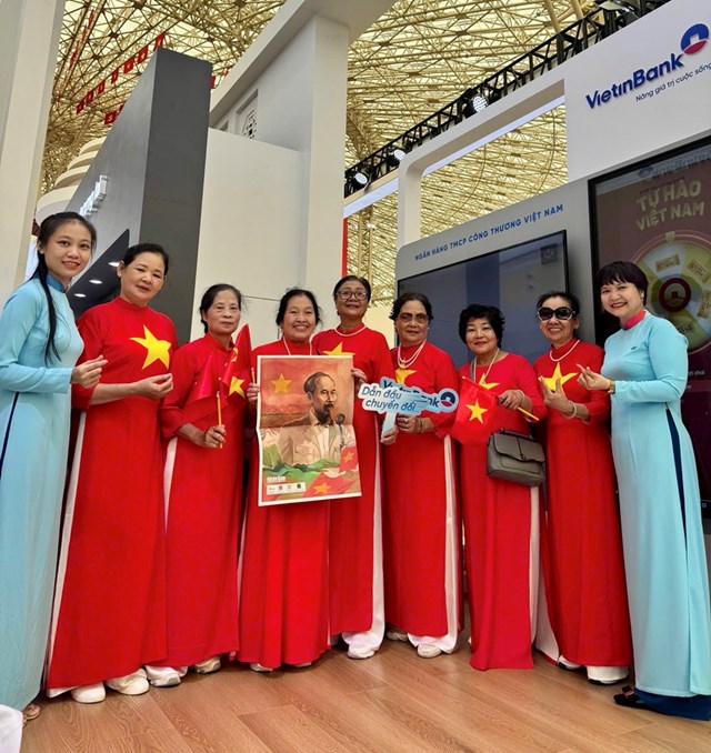 Đ&ocirc;ng đảo kh&aacute;ch h&agrave;ng tới check-in, trải nghiệm tại gian h&agrave;ng VietinBank.