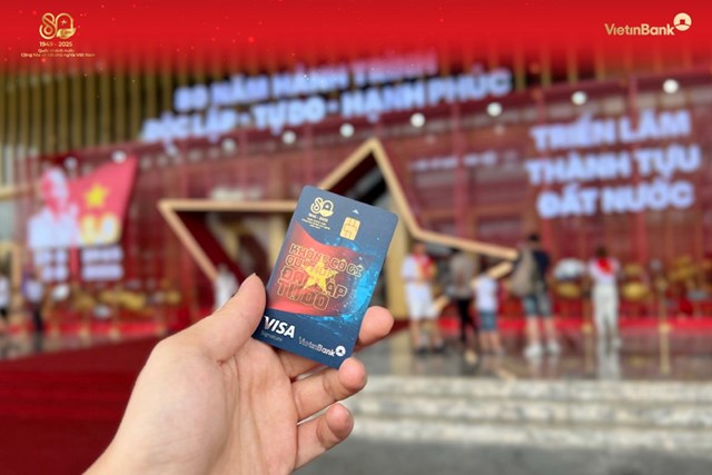 Kh&aacute;ch h&agrave;ng check-in c&ugrave;ng thẻ VietinBank Visa Signature phi&ecirc;n bản giới hạn ch&agrave;o mừng 80 năm Quốc kh&aacute;nh.