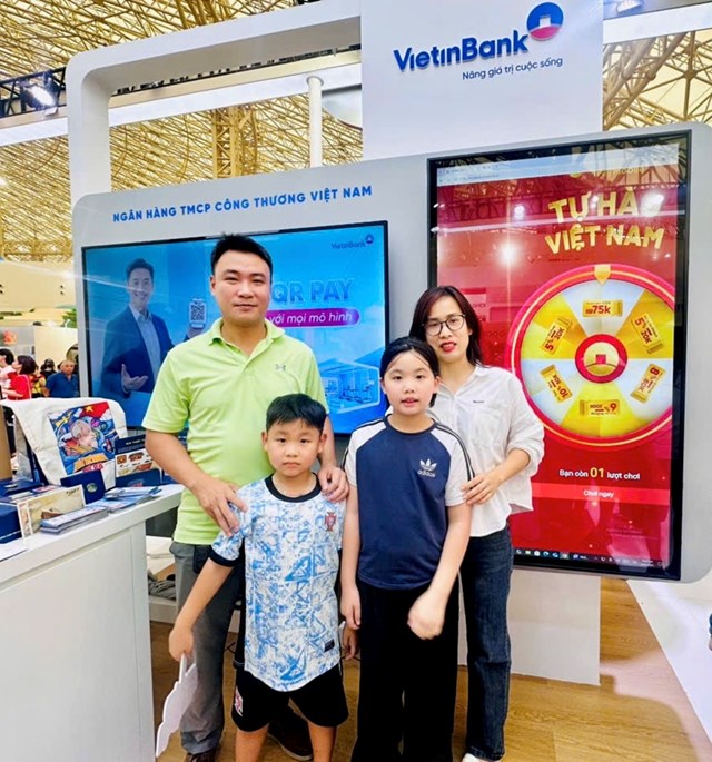 Nhiều phụ huynh c&ugrave;ng c&aacute;c em nhỏ check-in tại gian h&agrave;ng VietinBank.