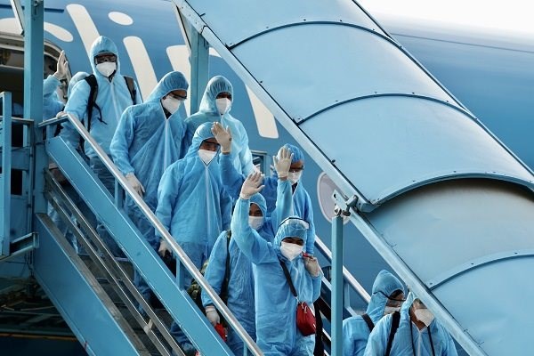 C&aacute;c c&ocirc;ng d&acirc;n Việt Nam trở về nước tr&ecirc;n chuyến bay được giải cứu.