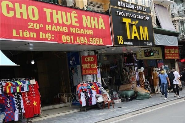 Một cửa h&agrave;ng tr&ecirc;n phố cổ H&agrave; Nội treo biển cho thu&ecirc;
