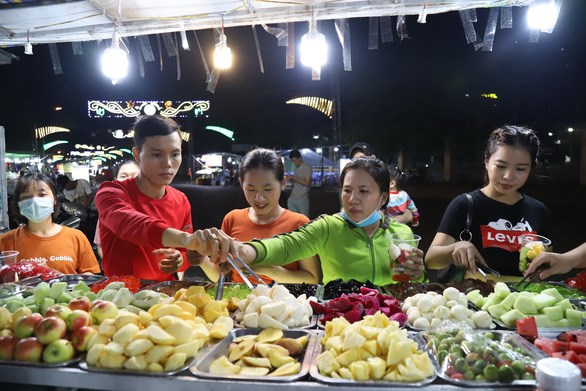 Chợ đ&ecirc;m Trần Ph&uacute; (Q.Ninh Kiều, TP Cần Thơ) thu h&uacute;t kh&aacute;ch du lịch về đ&ecirc;m nhưng nh&agrave; đầu tư c&ograve;n thận trọng v&igrave; chủ trương chỉ cho l&agrave;m ngắn hạn.