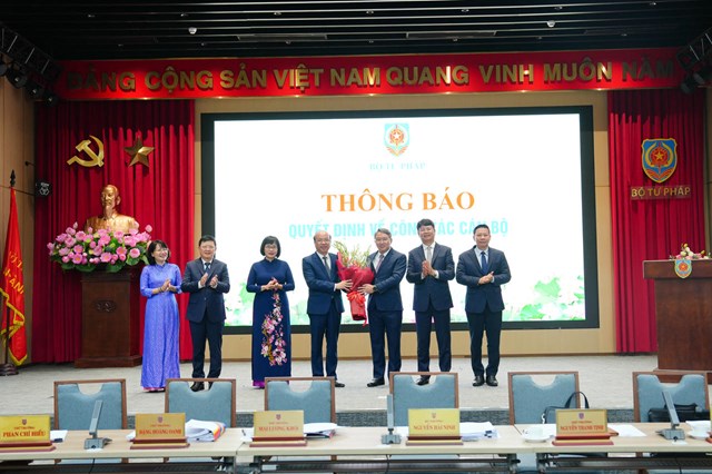 Bộ trưởng Nguyễn Hải Ninh cùng các lãnh đạo Bộ Tư pháp trao hoa chúc mừng đồng chí Phan Chí Hiếu trở lại 