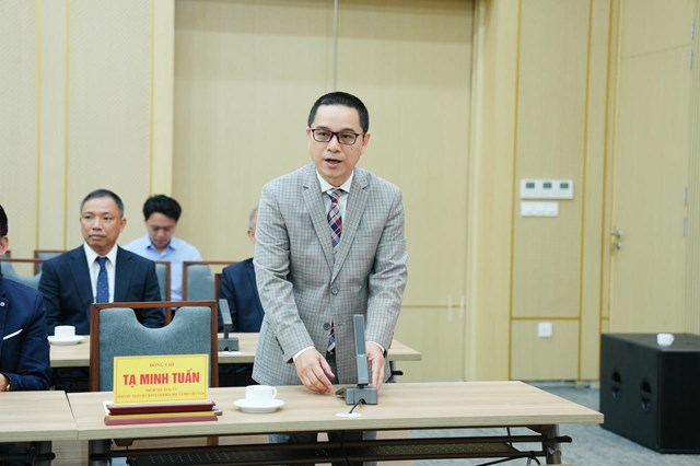 PGS.TS Tạ Minh Tuấn, Ph&oacute; Chủ tịch Viện H&agrave;n l&acirc;m Khoa học X&atilde; hội Việt Nam ch&uacute;c đồng ch&iacute; Phan Ch&iacute; Hiếu tr&ecirc;n cương vị mới tiếp tục ph&aacute;t huy năng lực, kinh nghiệm, đ&oacute;ng g&oacute;p cho sự ph&aacute;t triển của Bộ, ng&agrave;nh Tư ph&aacute;p.