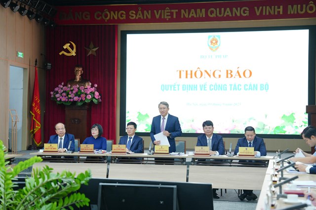 Bộ trưởng Nguyễn Hải Ninh tin tưởng đồng ch&iacute; Phan Ch&iacute; Hiếu sẽ c&ugrave;ng tập thể l&atilde;nh đạo Bộ đo&agrave;n kết, chia sẻ, hỗ trợ lẫn nhau, ho&agrave;n th&agrave;nh tốt c&aacute;c nhiệm vụ được giao.