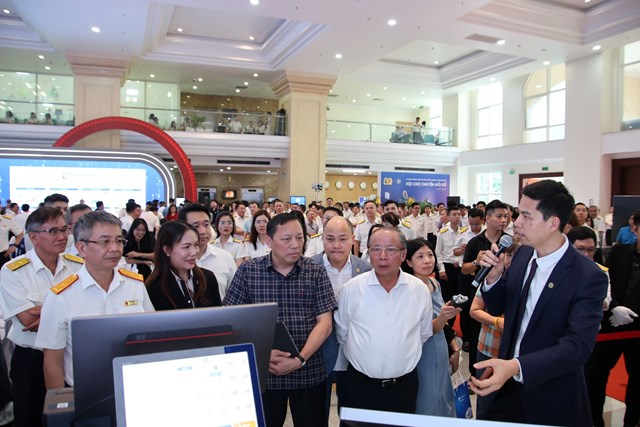 Đại diện doanh nghiệp giới thiệu giải ph&aacute;p c&ocirc;ng nghệ tại Hội chợ Chuyển đổi số nh&acirc;n kỷ niệm 80 năm Ng&agrave;y truyền thống (10/9/1945 &ndash; 10/9/2025) - Ảnh: VGP/HT