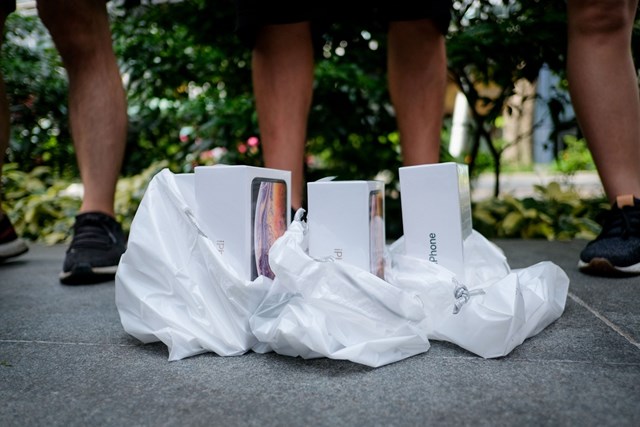 V&igrave; dịch Covid-19, h&igrave;nh ảnh người mua kẻ b&aacute;n trước cửa Apple Store Orchard, Singapore sẽ kh&ocirc;ng c&ograve;n nữa.