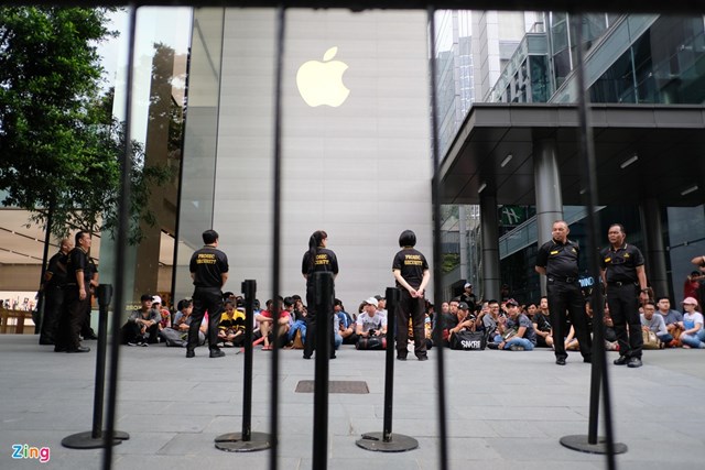 H&agrave;ng trăm người xếp h&agrave;ng trước cửa Apple Store Orchard năm 2019.