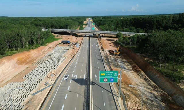 Tuyến cao tốc Bắc - Nam đoạn Vạn Ninh - Cam Lộ mới được khánh thành, đưa vào khai thác dịp 19/8 vừa qua - Ảnh: Báo Xây dựng