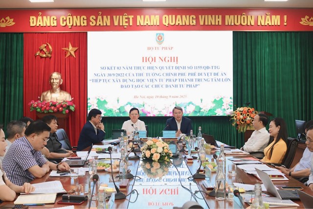 Bộ trưởng Bộ Tư pháp Nguyễn Hải Ninh; Thứ trưởng Bộ Tư pháp Mai Lương Khôi đồng chủ trì Hội nghị.