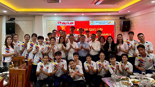 Lãnh đạo Báo Pháp luật Việt Nam, Liên đoàn Cầu mây Việt Nam cùng các huấn luyện viên, vận động viên đội tuyển cầu mây quốc gia tại chương trình gặp mặt, giao lưu nhân kỷ niệm 80 năm Cách mạng Tháng Tám và Quốc khánh 2/9.