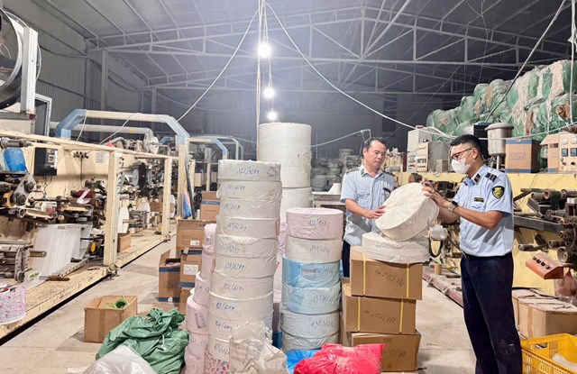 Đo&agrave;n kiểm tra đ&atilde; y&ecirc;u cầu hộ kinh doanh N.V.L tạm dừng sản xuất, ni&ecirc;m phong to&agrave;n bộ d&acirc;y chuyền m&aacute;y m&oacute;c, thiết bị v&agrave; tạm giữ to&agrave;n bộ số sản phẩm giả mạo, nguy&ecirc;n phụ liệu