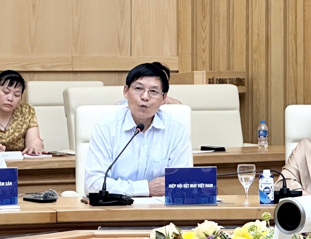 Ông Trương Văn Cẩn, Phó Chủ tịch kiêm Tổng Thư ký Hiệp hội Dệt may Việt Nam cho biết, 8 tháng, ngành dệt may xuất khẩu ước đạt 30,8 tỷ USD, tăng 7% so với năm 2024 - Ảnh: VGP/Vũ Phong