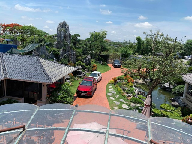 Khu s&acirc;n vườn rộng với nhiều tiểu cảnh, c&acirc;y xanh v&agrave; hồ c&aacute;.