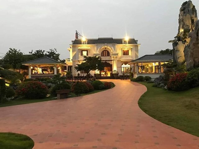 Khu nh&agrave; khi l&ecirc;n đ&egrave;n trở n&ecirc;n nổi bật.