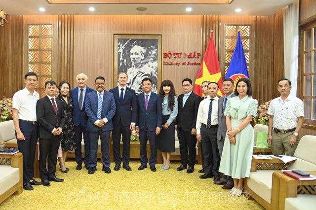 Bộ trưởng L&ecirc; Th&agrave;nh Long v&agrave; đại diện l&atilde;nh đạo c&aacute;c đơn vị thuộc Bộ Tư ph&aacute;p chụp ảnh lưu niệm c&ugrave;ng Đo&agrave;n c&ocirc;ng t&aacute;c của Chủ tịch Li&ecirc;n minh c&ocirc;ng chứng Quốc tế (UINL).