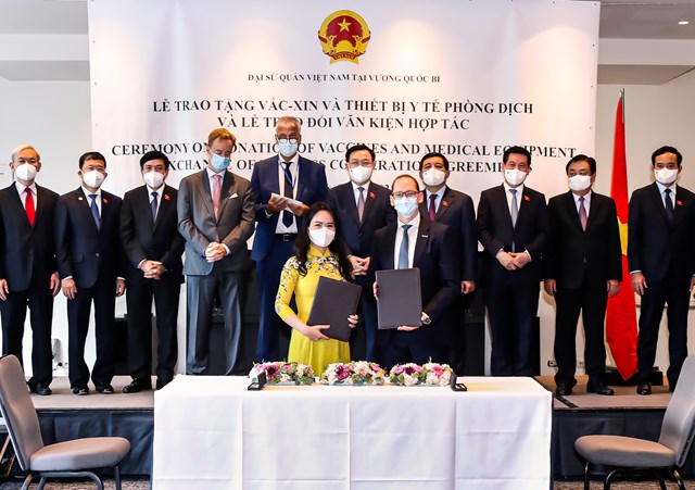 B&agrave; Nguyễn Thị Thanh B&igrave;nh, Ph&oacute; Tổng Gi&aacute;m đốc Tập đo&agrave;n T&amp;T Group v&agrave; &ocirc;ng Martin Neubert, Tổng Gi&aacute;m đốc phụ tr&aacute;ch Thương mại v&agrave; Ph&oacute; Chủ tịch Tập đo&agrave;n &Oslash;rsted k&yacute; kết bi&ecirc;n bản ghi nhớ (MoU) về việc hợp t&aacute;c chiến lược trong lĩnh vực điện gi&oacute; ngo&agrave;i khơi tại Việt Nam với sự chứng kiến của Chủ tịch Quốc hội Việt Nam Vương Đ&igrave;nh Huệ.