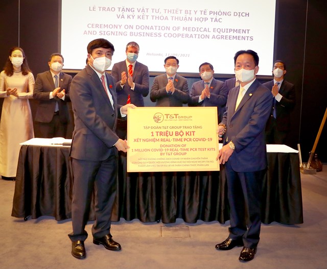&Ocirc;ng Đỗ Quang Hiển, Chủ tịch HĐQT ki&ecirc;m Tổng Gi&aacute;m đốc Tập đo&agrave;n T&amp;T Group (b&ecirc;n phải) trao tặng 1 triệu bộ kit x&eacute;t nghiệm Realtime RT-PCR nhằm phục vụ cho c&ocirc;ng t&aacute;c ph&ograve;ng, chống dịch Covid-19 tại Việt Nam.