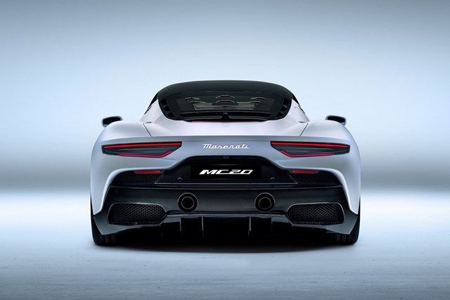 Điểm nhấn ở đu&ocirc;i xe l&agrave; cụm đ&egrave;n hậu tam gi&aacute;c quen thuộc của Maserati. Hai ống xả được bố tr&iacute; ph&iacute;a tr&ecirc;n cụm khuếch t&aacute;n kh&ocirc;ng kh&iacute;. Kh&aacute;c với hầu hết si&ecirc;u xe hiện nay, Maserati MC20 kh&ocirc;ng trang bị c&aacute;nh gi&oacute; lớn ph&iacute;a sau.