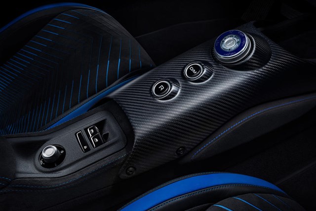 Bộ chọn chế độ l&aacute;i (GT, Wet, Sport, Corsa v&agrave; ESC Off ), hai n&uacute;t chọn tốc độ, c&aacute;c n&uacute;t t&ugrave;y chỉnh cửa sổ, t&ugrave;y chỉnh hệ thống đa phương tiện.&nbsp;